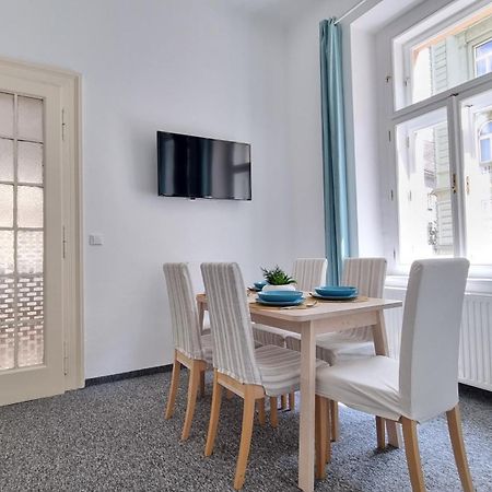 Finnem Rentals Tyrsova Praag Buitenkant foto