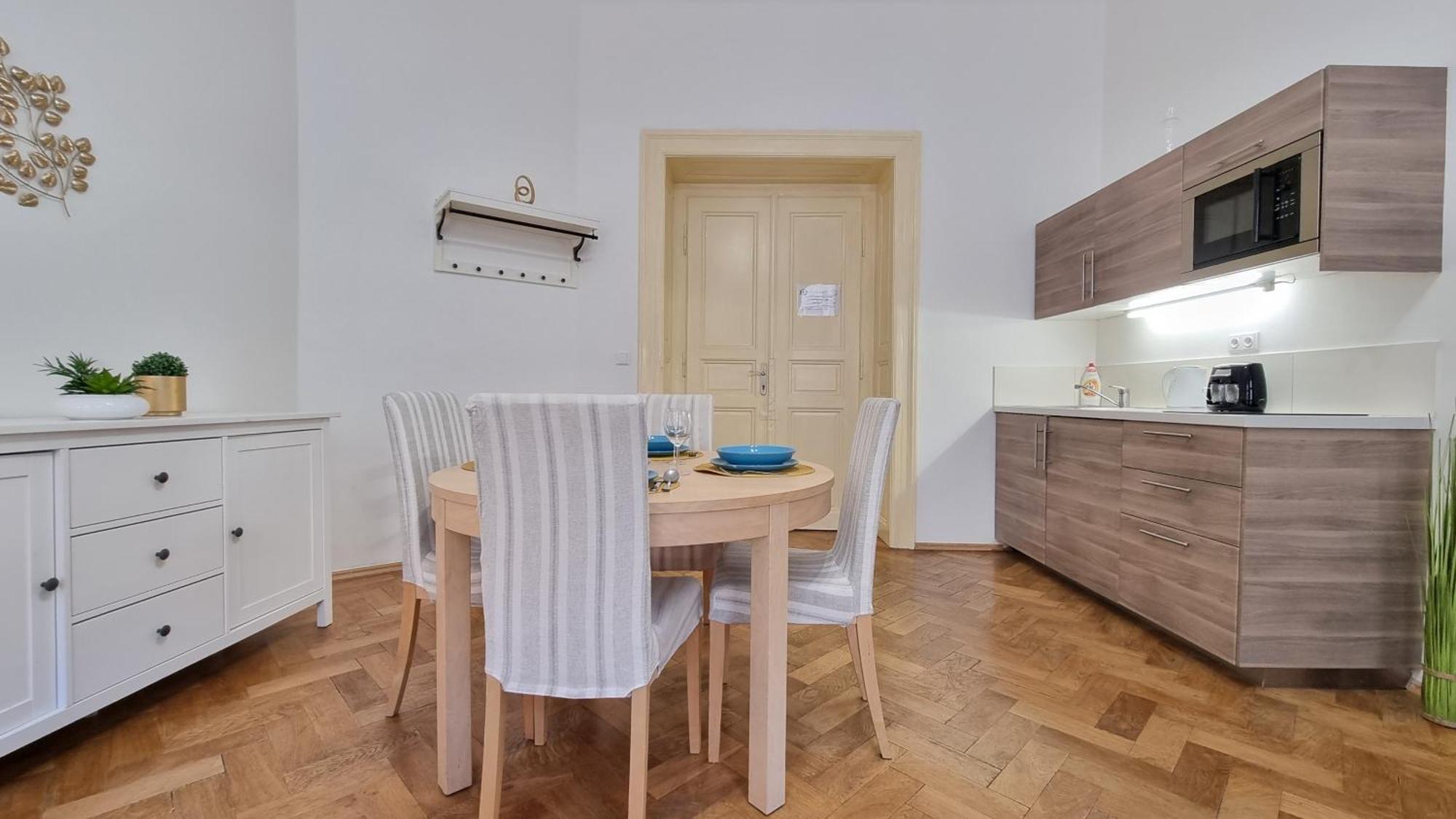 Finnem Rentals Tyrsova Praag Buitenkant foto
