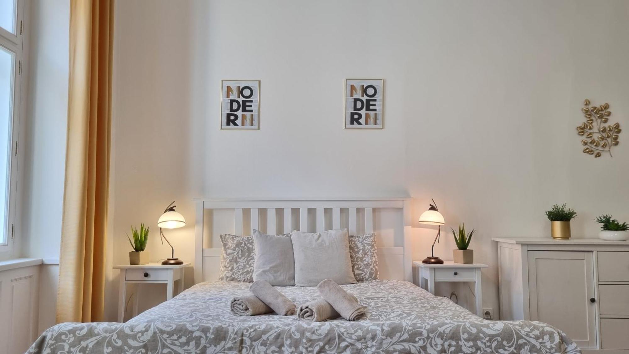 Finnem Rentals Tyrsova Praag Buitenkant foto