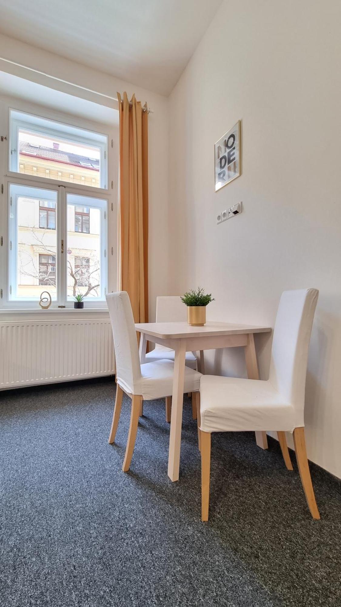 Finnem Rentals Tyrsova Praag Buitenkant foto